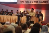 Calon Presiden nomor urut 02 Prabowo Subianto (kanan) menyampaikan pidato kebangsaan di Surabaya, Jawa Timur, Jumat (12/4/2019). Dalam pidato kebangsaan pamungkas tersebut Prabowo Subianto mengumumkan 80 nama yang menurutnya putra-putri terbaik bangsa. Antara Jatim/Moch Asim/zk.