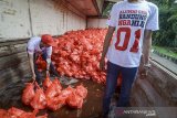 Sejumlah relawan menyiapkan sembako murah saat acara Jokfest Pesta Rakyat 01 di Monumen Perjuangan, Bandung, Jawa Barat, Jumat (12/4/2019). Jokfest Pesta Rakyat 01 tersebut digelar dalam rangka kampanye pasangan calon Presiden dan Wakil Presiden nomor Urut 01 Joko Widodo-Maruf Amin di Bandung. ANTARA JABAR/Raisan Al Farisi/agr