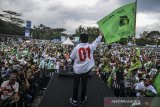 Plt Ketua Umum PPP Suharso Monoarfa menyampaikan orasi politiknya pada Kampanye Terbuka PPP di Lapangan Dadaha, Kota Tasikmalaya, Jawa Barat, Jumat (12/4/2019). Suharso Monoarfa mengajak kepada pendukungnya untuk memenangkan Pilpres nomor urut 01 pasangan Jokowi-Ma'ruf pada Pilpres 17 April mendatang. ANTARA JABAR/Adeng Bustomi/agr