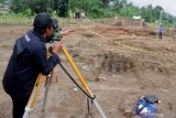 Tim dari Balai Arkeologi Yogyakarta melakukan penelitian di Situs Sekaran yang ditemukan saat pembangunan jalan tol Malang-Pandaan di Kilometer 35, Pakis Malang, Jawa Timur, Kamis (11/4/2019). Penelitian tersebut dilakukan untuk memperoleh data yang lebih akurat terkait susunan batu bata purbakala di Situs Sekaran yang diduga merupakan peninggalan di era transisi kerajaan Singosari ke Majapahit yakni di abad 10 - 13 Masehi. Antara Jatim/Ari Bowo Sucipto/zk.