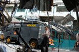 Polisi berjaga dilokasi ledakan gas di rumah toko, Jalan Kruing, Medan, Sumatera Utara, Jumat (12/4/2019). Akibat ledakan gas yang terjadi di kawasan pusat oleh-oleh di Medan pada Kamis (11/4) malam tersebut, menyebabkan dua orang meninggal dunia, 10 orang lainnya luka-luka dan sedikitnya empat ruko rusak. (Antara Sumut / Irsan)