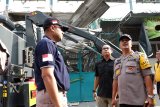 Kapolda Sumut Irjen Pol Agus Andrianto (kanan) didampingi jajaran meninjau lokasi ledakan gas di rumah toko, Jalan Kruing, Medan, Sumatera Utara, Jumat (12/4/2019). Akibat ledakan gas yang terjadi di kawasan pusat oleh-oleh di Medan pada Kamis (11/4) malam tersebut, menyebabkan dua orang meninggal dunia, 10 orang lainnya luka-luka dan sedikitnya empat ruko rusak. (Antara Sumut / Irsan)