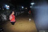 Warga berusaha menerobos banjir di Kabupaten  Pamekasan, Jawa Timur, Sabtu (13/4/2019). Tingginya curah hujan dalam tiga terakhir menyebabkan air sungai yang melintasi kota itu meluap dan menggenangi sejumlah  pemukiman warga. Antara Jatim/Saiful Bahri/zk.