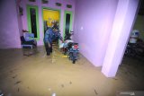 Warga berusaha mengamankan barang berharga miliknya saat banjir di Kabupaten  Pamekasan, Jawa Timur, Sabtu (13/4/2019). Tingginya curah hujan dalam tiga terakhir menyebabkan air sungai yang melintasi kota itu meluap dan menggenangi sejumlah  pemukiman warga Antara Jatim/Saiful Bahri/zk.