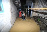 Warga dan petugas BPBD mengevakuasi warga lanjut usia yang rumahnya terdampak  banjir di Kabupaten  Pamekasan, Jawa Timur, Sabtu (13/4/2019). Tingginya curah hujan dalam tiga terakhir menyebabkan air sungai yang melintasi kota itu meluap dan menggenangi sejumlah  pemukiman warga Antara Jatim/Saiful Bahri/zk.