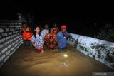 Warga dan petugas BPBD mengevakuasi warga lanjut usia yang rumahnya terdampak  banjir di Kabupaten  Pamekasan, Jawa Timur, Sabtu (13/4/2019). Tingginya curah hujan dalam tiga terakhir menyebabkan air sungai yang melintasi kota itu meluap dan menggenangi sejumlah  pemukiman warga Antara Jatim/Saiful Bahri/zk.