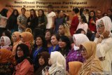 Peserta sosialisasi pengawasan partisipatif Pemilu 2019 bersiap melakukan deklarasi anti politik uang di Kota Kediri, Jawa Timur, Jumat (12/4/2019). Kegiatan yang diselenggarakan Bawaslu tersebut diikuti sejumlah kaum perempuan dan transgender. Antara Jatim/Prasetia Fauzani/zk.