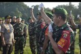 Kapolresta Denpasar Kombes Pol Ruddi Setiawan (kiri) dan Dandim 1611/Badung Letkol Inf Handoko Yudho Wibowo (kedua kiri) memeriksa kelengkapan pasukan saat kegiatan Apel Gelar dan Pergeseran Pasukan Pengamanan Tempat Pemungutan Suara (TPS) di Lapangan Niti Mandala Renon, Denpasar, Bali, Sabtu (13/4/2019). Sebanyak 1.519 personel TNI dan Polri bersinergi dengan Linmas dikerahkan untuk melakukan pengamanan TPS di wilayah Denpasar saat pelaksanaan Pemilu 2019. ANTARA FOTO/Fikri Yusuf/nym.