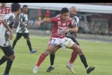 Pesepak bola Bali United Miftahul Hamdi (kedua kanan) berebut bola dengan pesepak bola Boavista FC Timor Leste Marcelo (kanan) saat pertandingan uji coba di Stadion Kapten I Wayan Dipta, Gianyar, Bali, Sabtu (13/4/2019). Dalam pertandingan itu, Bali United berhasil mengalahkan Boavista FC Timor Leste dengan skor 4-1. ANTARA FOTO/Fikri Yusuf/nym.