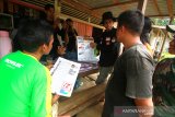 Komisioner KPU Kalsel Edy Ariansyah memberikan edukasi pemilu kepada warga Dayak Meratus di desa kiyu,Hulu Sungai Tengah, Kalimantan Selatan, Sabtu (13/4/2019). KPU Kalsel melakukan safari dan pendidikan pemilu kepada warga di sejumlah desa terpencil di kaki pegunungan meratus Kalimantan Selatan yang hampir 75 persen warganya buta huruf dan sebagai upaya mendorong partisipasi pemilih pada pemilu 2019 di Kalsel. Foto Antaranews Kalsel/Bayu Pratama S.