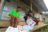 Komisioner KPU Kalsel Edy Ariansyah memberikan edukasi pemilu kepada warga Dayak Meratus di desa kiyu,Hulu Sungai Tengah, Kalimantan Selatan, Sabtu (13/4/2019). KPU Kalsel melakukan safari dan pendidikan pemilu kepada warga di sejumlah desa terpencil di kaki pegunungan meratus Kalimantan Selatan yang hampir 75 persen warganya buta huruf dan sebagai upaya mendorong partisipasi pemilih pada pemilu 2019 di Kalsel. Foto Antaranews Kalsel/Bayu Pratama S.