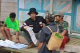 Komisioner KPU Kalsel Edy Ariansyah memberikan edukasi pemilu kepada warga Dayak Meratus di desa kiyu,Hulu Sungai Tengah, Kalimantan Selatan, Sabtu (13/4/2019). KPU Kalsel melakukan safari dan pendidikan pemilu kepada warga di sejumlah desa terpencil di kaki pegunungan meratus Kalimantan Selatan yang hampir 75 persen warganya buta huruf dan sebagai upaya mendorong partisipasi pemilih pada pemilu 2019 di Kalsel. Foto Antaranews Kalsel/Bayu Pratama S.