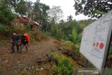 Komisioner KPU Edy Ariansyah melintasi jembatan gantung di Desa Kiyu menuju Desa Juhu untuk memberikan edukasi pemilu terhadap warga Dayak Meratus, di Hulu Sungai Tengah, Kalimantan Selatan, Sabtu (13/4/2019). KPU Kalsel melakukan safari dan pendidikan pemilu kepada warga di sejumlah desa terpencil di kaki pegunungan meratus kalimantan selatan yang hampir 75 persen warganya buta huruf dan sebagai upaya mendorong partisipasi pemilih pada pemilu 2019 di Kalsel. Foto Antaranews Kalsel/Bayu Pratama S.