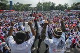 Sejumlah pendukung dan relawan mengikuti senam pagi goyang jempol dan jalan santai pada acara kampanye terbuka Jokowi-Amin di Lapang Dadaha, Kota Tasikmalaya, Jawa Barat, Sabtu (13/4/2019). Kampanye terbuka yang digelar oleh simpatisan pasangan calon presiden 01 asal Tasikmalaya Yanto Oce dan Partai Koalisi Indonesia Bersatu mengajak pendukungnya untuk memenangkan pasangan Presiden dan Wakil Presiden pasangan Joko Widodo-Ma'ruf Amin pada Pilpres 17 April mendatang. ANTARA JABAR/Adeng Bustomi/agr
