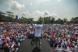 Sejumlah pendukung dan relawan mengikuti senam pagi goyang jempol dan jalan santai pada acara kampanye terbuka Jokowi-Amin di Lapang Dadaha, Kota Tasikmalaya, Jawa Barat, Sabtu (13/4/2019). Kampanye terbuka yang digelar oleh simpatisan pasangan calon presiden 01 asal Tasikmalaya Yanto Oce dan Partai Koalisi Indonesia Bersatu mengajak pendukungnya untuk memenangkan pasangan Presiden dan Wakil Presiden pasangan Joko Widodo-Ma'ruf Amin pada Pilpres 17 April mendatang. ANTARA JABAR/Adeng Bustomi/agr
