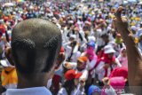 Sejumlah pendukung dan relawan mengikuti senam pagi goyang jempol dan jalan santai pada acara kampanye terbuka Jokowi-Amin di Lapang Dadaha, Kota Tasikmalaya, Jawa Barat, Sabtu (13/4/2019). Kampanye terbuka yang digelar oleh simpatisan pasangan calon presiden 01 asal Tasikmalaya Yanto Oce dan Partai Koalisi Indonesia Bersatu mengajak pendukungnya untuk memenangkan pasangan Presiden dan Wakil Presiden pasangan Joko Widodo-Ma'ruf Amin pada Pilpres 17 April mendatang. ANTARA JABAR/Adeng Bustomi/agr
