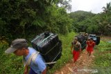 Sejumlah Porter membawa logistik Pemilu 2019 yang akan di bawa ke dua desa terpencil di kaki pegunungan Meratus Hulu Sungai Tengah, Kalimantan Selatan, Minggu (14/4/2019).Logistik Pemilu 2019 tersebut didistribusikan menggunakan jasa porter ke Desa Aing Bantai dan Desa Juhu di Kabupaten Hulu Sungai Tengah yang hanya dapat ditempuh dua hari berjalan kaki.Foto Antaranews Kalsel/Bayu Pratama S.