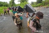 Porter membawa logistik Pemilu 2019 yang akan di bawa ke dua desa terpencil di kaki pegunungan Meratus Hulu Sungai Tengah, Kalimantan Selatan, Minggu (14/4/2019).Logistik Pemilu 2019 tersebut didistribusikan menggunakan jasa porter ke Desa Aing Bantai dan Desa Juhu di Kabupaten Hulu Sungai Tengah yang hanya dapat ditempuh dua hari berjalan kaki.Foto Antaranews Kalsel/Bayu Pratama S.