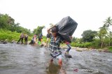 Porter membawa logistik Pemilu 2019 yang akan di bawa ke dua desa terpencil di kaki pegunungan Meratus Hulu Sungai Tengah, Kalimantan Selatan, Minggu (14/4/2019).Logistik Pemilu 2019 tersebut didistribusikan menggunakan jasa porter ke Desa Aing Bantai dan Desa Juhu di Kabupaten Hulu Sungai Tengah yang hanya dapat ditempuh dua hari berjalan kaki.Foto Antaranews Kalsel/Bayu Pratama S.