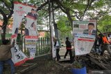 Petugas membongkar Alat Peraga Kampanye (APK) di Surabaya, Jawa Timur, Minggu (14/4/2019). Pembongkaran atau penurunan APK yang tersebar di penjuru Kota Surabaya itu dilakukan karena memasuki masa tenang selama tiga hari menjelang Pemilu serentak pada hari Rabu 17 April 2019 mendatang. Antara Jatim/Didik Surhartono/zk.