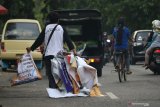 Petugas membawa Alat Peraga Kampanye (APK) yang dibongkar di Surabaya, Jawa Timur, Minggu (14/4/2019). Pembongkaran atau penurunan APK yang tersebar di penjuru Kota Surabaya itu dilakukan karena memasuki masa tenang selama tiga hari menjelang Pemilu serentak pada hari Rabu 17 April 2019 mendatang. Antara Jatim/Didik Surhartono/zk.