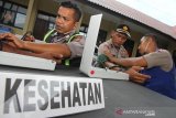 Tim Kesehatan Intern Biddokes Polres Aceh Barat melakukan Pemeriksaan Kesehatan (Rikkes) pasukan pengamanan Pemilu di Mapolres Aceh Barat, Senin (15/4/2019). Kegiatan yang diikuti 229 personel tersebut untuk mempersiapkan fisik anggota agar prima sebelum diterjunkan dalam pengamanan pesta demokrasi 2019. (Antara Aceh/Syifa Yulinnas)