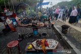 Muhammad Arsyad (79) melakukan atraksi api di Menara Pandang, Banjarmasin, Kalimantan Selatan, Senin (15/4/2019). Muhammad Arsyad yang merupakan mantan atlet lari tersebut telah menjalani atraksi api selama 15 tahun dengan memanfaatkan kekebalan tubuhnya terhadap api. Foto Antaranews Kalsel/Raisan Al Farisi.