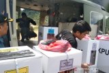 Petugas KPU Kabupaten Mahakam Hulu, Provinsi Kalimantan Timur, Minggu (14/4) nampak memuat sejumlah logistik Pemilu 2019 yang akan didistribusikan menggunakan Helikopter TNI AD yang dipinjamkan mengangkut logistik di perbatasan Mahulu, dari Kampung Batu Majang Kecamatan Long Bagun ke Kecamatan Long Pahangai dan Long Apari. (Antaranews Kaltim/M.Ghofar/ist)