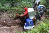 Personel TNI dan Polri mengawal distribusi logistik Pemilu serentak 2019 ke kawasan Taman Nasional Meru Betiri Dusun Bandealit, Desa Andongrejo, Tempurejo, Jember, Jawa Timur, Senin (15/4/2019). Pengiriman logistik ke Tempat Pemungutan Suara (TPS) nomor 20 di dusun itu harus memakai kuda karena akses ke lokasi hanya jalan setapak yang berlumpur saat hujan dan menanjak serta tidak bisa dilalui kendaraan bermotor. (ANTARA FOTO)