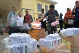 Ketua Komisi Independen Pemilihan (KIP) Kota Banda Aceh, Indra Milwady (ketiga kiri)bersama anggota Panitia Pengawas Pemilih (Panwaslih), Polisi dan perwakilan partai memusnahkan surat suara rusak dengan cara dibakar di Banda Aceh, Senin (15/4/2019). Komisi Independen Pemilihan (KIP) Kota Banda Aceh, memusnahkan sebanyak 649 surat suara rusak dan surat suara lebih, terdiri dari surat suara pasangan calon presiden dan surat suara calon legislatif. (Antara Aceh/Ampelsa)