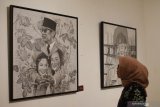 Pengunjung mengamati lukisan saat digelar pameran lukisan Komunitas Magetiart di Galeri Indigo Art Space Kota Madiun, Jawa Timur, Minggu (14/4/2019). Pameran bertajuk Lalang Rupa tersebut diikuti 19 pelukis menampilkan 38 karya lukis tersebut berlangsung hingga 12 Mei 2019. Antara Jatim/Siswowidodo/ZK