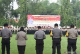 Personel polisi mengikuti Apel Pergeseran Pasukan dalam rangka pengamanan pungut hitung suara di TPS Pemilihan Legislatif (Pileg) dan Pemilihan Presiden (Pilpres) Pemilu 2019 di lapangan upacara Polres Madiun, Jawa Timur, Senin (15/4/2019). Polres Madiun menerjunkan 530 personel untuk bertugas mengamankan 2.058 Tempat Pemungutan Suara (TPS) di seluruh Kabupaten Madiun. Antara Jatim/Siswowidodo/zk.