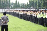 Personel polisi mengikuti Apel Pergeseran Pasukan dalam rangka pengamanan pungut hitung suara di TPS Pemilihan Legislatif (Pileg) dan Pemilihan Presiden (Pilpres) Pemilu 2019 di lapangan upacara Polres Madiun, Jawa Timur, Senin (15/4/2019). Polres Madiun menerjunkan 530 personel untuk bertugas mengamankan 2.058 Tempat Pemungutan Suara (TPS) di seluruh Kabupaten Madiun. Antara Jatim/Siswowidodo/zk.