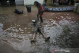 Warga melakukan aksi teatrikal di area banjir pada acara Pentas Bandung Lautan Banjir di Bojongasih, Dayeuhkolot, Kabupaten Bandung, Jawa Barat, Minggu (14//4/2019). Kegiatan tersebut merupakan bentuk protes dari warga serta menjadi kegiatan untuk menghibur warga yang telah terdampak banjir sejak hampir sebulan lalu akibat luapan sungai Citarum. ANTARA JABAR/Novrian Arbi/agr.