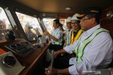 Menteri Perhubungan Budi Karya Sumadi (kanan) meninjau Kapal Motor (KM) Banawa Nusantara yang bersandar di Dermaga Jamrud Utara, Pelabuhan Tanjung Perak, Surabaya, Jawa Timur, Senin (15/4/2019). Kementerian Perhubungan menyerahkan 12 unit kapal pelayaran rakyat ke sejumlah daerah dengan tujuan untuk mempermudah konektivitas penumpang dan barang meningkatkan efisiensi. Antara Jatim/Didik Suhartono/zk.