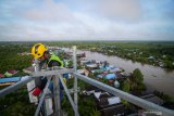 Teknisi melakukan pemeliharaan perangkat yang ada di Base Transceiver Station (BTS) milik XL Axiata di Lok Baintan, Kabupaten Banjar, Kalimantan Selatan, Senin (15/4/2019). Layanan XL Axiata saat ini telah menjangkau 13 Kota dan Kabupaten di Kalimantan Selatan dengan total lebih dari 2.300 BTS dan 77 persen diantaranya telah mendapatkan layanan 4G. Foto Antaranews Kalsel/Raisan Al Farisi.