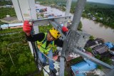 Teknisi melakukan pemeliharaan perangkat yang ada di Base Transceiver Station (BTS) milik XL Axiata di Lok Baintan, Kabupaten Banjar, Kalimantan Selatan, Senin (15/4/2019). Layanan XL Axiata saat ini telah menjangkau 13 Kota dan Kabupaten di Kalimantan Selatan dengan total lebih dari 2.300 BTS dan 77 persen diantaranya telah mendapatkan layanan 4G. Foto Antaranews Kalsel/Raisan Al Farisi.