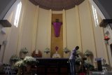 Pekerja menghias altar di Gereja Katedral Ijen, Malang, Jawa Timur, Senin (15/4/2019). Sejumlah gereja di kawasan tersebut mulai dihias dengan bunga dan ornamen untuk menciptakan nuansa religius serta memberi kenyamanan bagi umat Nasrani yang akan mengikuti rangkaian ibadah Paskah. Antara Jatim/Ari Bowo Sucipto/ZK