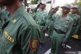 Anggota Satuan Perlindungan Masyarakat (Satlinmas) mengikuti apel pasukan pengamanan tempat pemungutan suara (TPS) di Polresta Kediri, Jawa Timur, Senin (15/4/2019). Kementerian Dalam Negeri menyiapkan 1,6 juta anggota Linmas untuk menjaga kondusifitas TPS pada Pemilu 17 April mendatang. Antara Jatim/Prasetia Fauzani/zk.