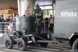 Anggota Penjinak Bahan Peledak (Jihandak) TNI AL  mengevakuasi bom saat simulasi penanganan teror di terminal 2 keberangkatan Bandara Juanda, Sidoarjo, Jawa Timur, Senin (15/4/2019). Simulasi penanganan aksi teror dan pembebasan sandera yang dilakukan dalam waktu singkat tersebut guna meningkatkan kemampuan dan keterampilan personil TNI AL dalam mengamankan obyek vital dari ancaman teroris. Antara Jatim/Umarul Faruq/zk.