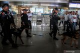 Tim K-9 Pomal Lanudal Juanda berjaga saat simulasi penanganan teror di terminal 2 keberangkatan Bandara Juanda, Sidoarjo, Jawa Timur, Senin (15/4/2019). Simulasi penanganan aksi teror dan pembebasan sandera yang dilakukan dalam waktu singkat tersebut guna meningkatkan kemampuan dan keterampilan personil TNI AL dalam mengamankan obyek vital dari ancaman teroris. Antara Jatim/Umarul Faruq/zk.