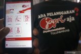 Relawan memberikan sosialisasi penggunakan aplikasi 