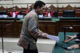 Terdakwa Walikota Nonaktif Pasuruan, Setiyono saat menjalani sidang tuntutan kasus korupsi lelang proyek-proyek pekerjaan di Pemerintah Kota Pasuruan Tahun Anggaran 2016, 2017 dan 2018  sebesar Rp 2,967 Miliar di Pengadilan Tindak Pidana Korupsi (Tipikor) Juanda, Sidoarjo, Jawa Timur, Senin (15/4/2019). Jaksa Penuntut Umum menuntut Setiyono dengan pidana enam tahun penjara dan denda Rp 500 juta subsider kurungan selama enam bulan serta pencabutan hak politik selama tiga tahun, Dwi Fitri Nurcahyo lima tahun penjara dan denda Rp 350 subsider kurungan selama enam bulan, Wahyu Tri Hardianto empat tahun penjara dan denda Rp 200 juta subsider kurungan selama enam bulan. Antara Jatim/Umarul Faruq/zk.