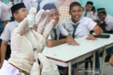 Petugas Dinas Kesehatan Aceh Barat menyiapkan vaksin saat imunisasi difteri di Madrasah Tsanawiyah (MTs) Harapan Bangsa Meulaboh, Aceh Barat,  Senin (15/4/2019). Imunisasi tersebut untuk memberikan kekebalan tubuh guna mencegah penularan penyakit difteri. (Antara Aceh/Syifa Yulinnas)