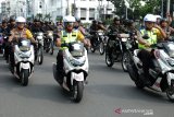 Kapolda Sumut Irjen Pol Agus Andrianto (tengah) didampingi Wakapolda Brigjen Pol Mardiaz Kusin Dwihananto (kanan) dan personel TNI-Polri mengendarai motor saat melakukan patroli bersama jelang pelaksanaan Pemilu 2019, di Medan, Sumatera Utara, Senin (15/4/2019). Patroli bersama yang diikuti 500 personel TNI-Polri tersebut dalam rangka untuk memberi rasa aman dan nyaman kepada masyarakat jelang pelaksanaan Pemilu 2019.  (Antara Sumut/Irsan)