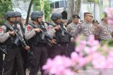 Sejumlah Personel Kepolisian Polres Aceh Barat menaiki truk seusai mengikuti Apel Pergeseran Pasukan Pengamanan ke Tempat Pemungutan Suara (TPS) di Mapolres Aceh Barat, Senin (15/4/2019). Sebanyak 386 Personel gabungan TNI/Polri akan disebar ke 628 TPS di Kabupaten setempat untuk pengamanan proses pemungutan suara pileg serta pilpres 2019. (Antara Aceh/Syifa Yulinnas)