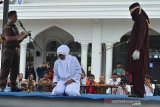 Terpidana pelanggaran syariat Islam menjalani hukum cambuk di halaman masjid Al Ala Kampung Cot Masjid, Kecamatan Lueng Bata, Banda Aceh, Senin (15/4/2019). Sebanyak 12 terpidana pelanggaran syariat Islam dalam kasus mesum dan judi dihukum sebanyak delapan sampai 37 cambuk. (Antara Aceh/Ampelsa)