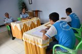 Dua warga binaan mengikuti ujian nasional Kejar Paket C di Lapas Klas IIB Jombang, Jawa Timur, Senin (15/4/2019). Dua warga binaan AK dan IP mengikuti ujian nasional kejar Paket C setara SMA di dalam Lapas karena terjerat kasus narkoba dan pencabulan. Antara Jatim/Syaiful Arif/zk.