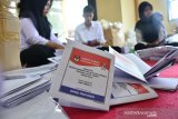 Petugas melakukan pelipatan kertas suara pemilu 2019 di KPU Jombang, Jawa Timur, Senin (15/4/2019). Komisi Pemilihan Umum (KPU) Jombang menyediakan 4 tempat pemungutan suara (TPS) berbasis daftar pemilih tambahan (DPTb) di Ponpes dan Lapas. Antara Jatim/Syaiful Arif/zk.