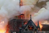 Katedral Notre Dame terbakar, pemicunya masih diselidiki